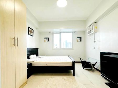 Furnished Junior 1BR at Columns Legazpi for Lease