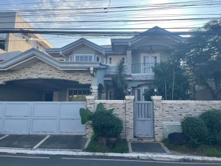 For Rent 4 Bedroom House in Inner Circle Village BF Homes