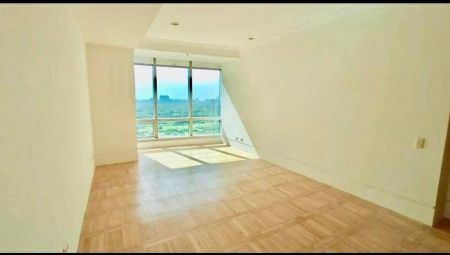 For Rent 2BR Unit at One McKinley Place BGC P130K a Month