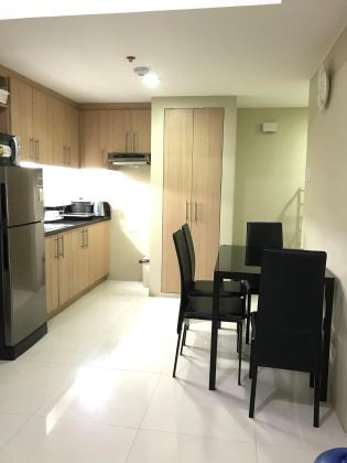 Fully Furnished 1BR with Balcony in Salcedo Square Makati