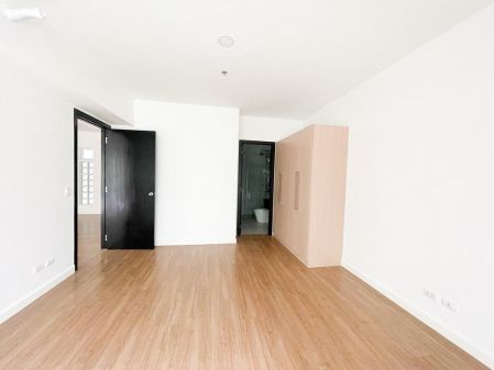 Unfurnished 2 Bedroom Unit at The Veranda for Rent