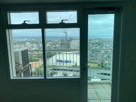 Semi Furnished 2 Bedroom Unit in Two Serendra BGC