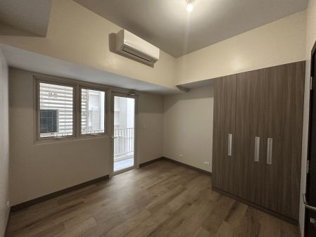 Semi Furnished 1BR with Balcony in Park McKinley West Taguig