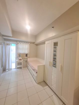 Fully Furnished Studio with Balcony near DLSU Taft