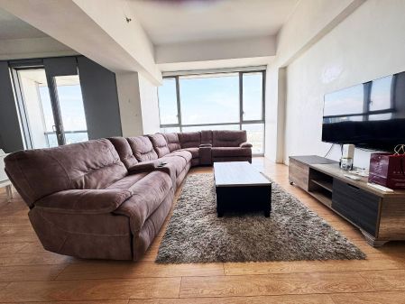 Rare Penthouse for Lease in One Shangrila Place South Tower
